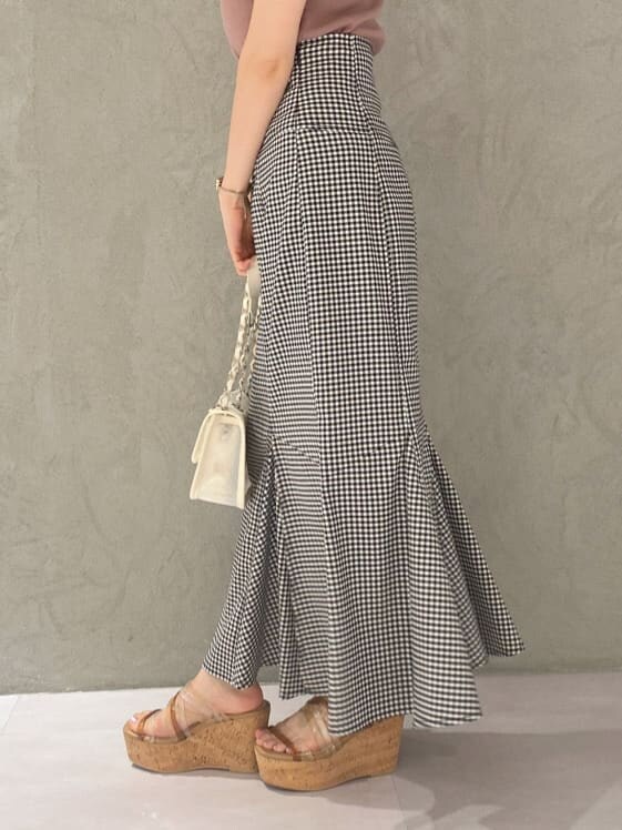 ベージュ系のサンダル、ホワイト系のショルダーバッグ、ブラウン系のニット/セーターを着用したレディースの夏コーディネートの7枚目の写真