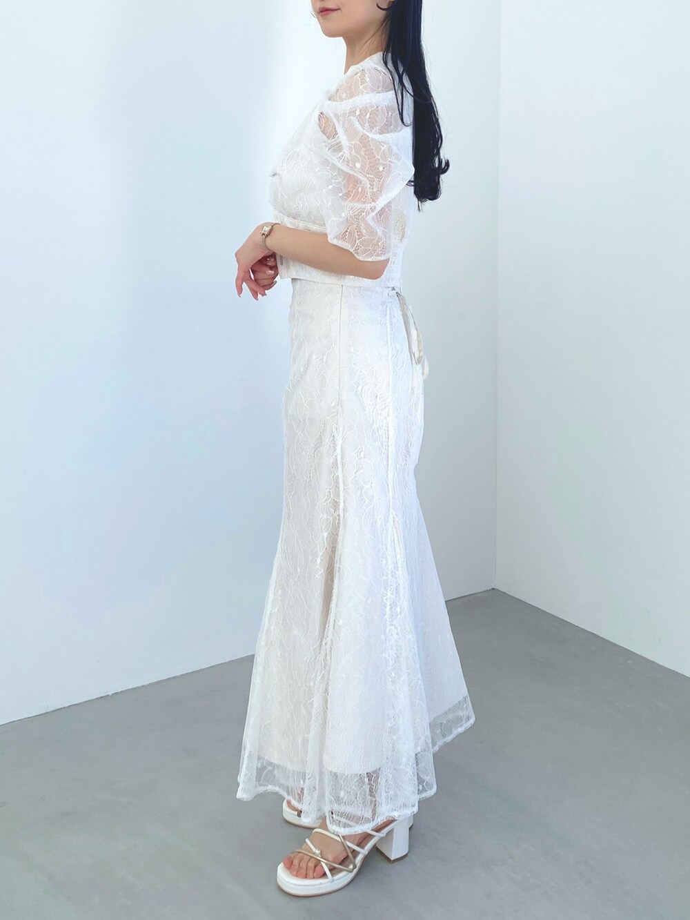 ホワイト系のスカート、パープル系のシャツ/ブラウス、ホワイト系のサンダルを着用したレディースの冬コーディネートの2枚目の写真