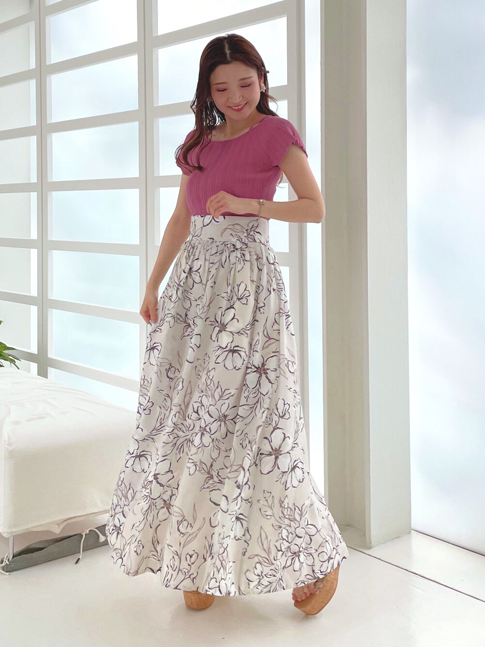 ピンク系のニット/セーター、ホワイト系のスカート、その他のサンダルを着用したレディースの夏コーディネートの3枚目の写真