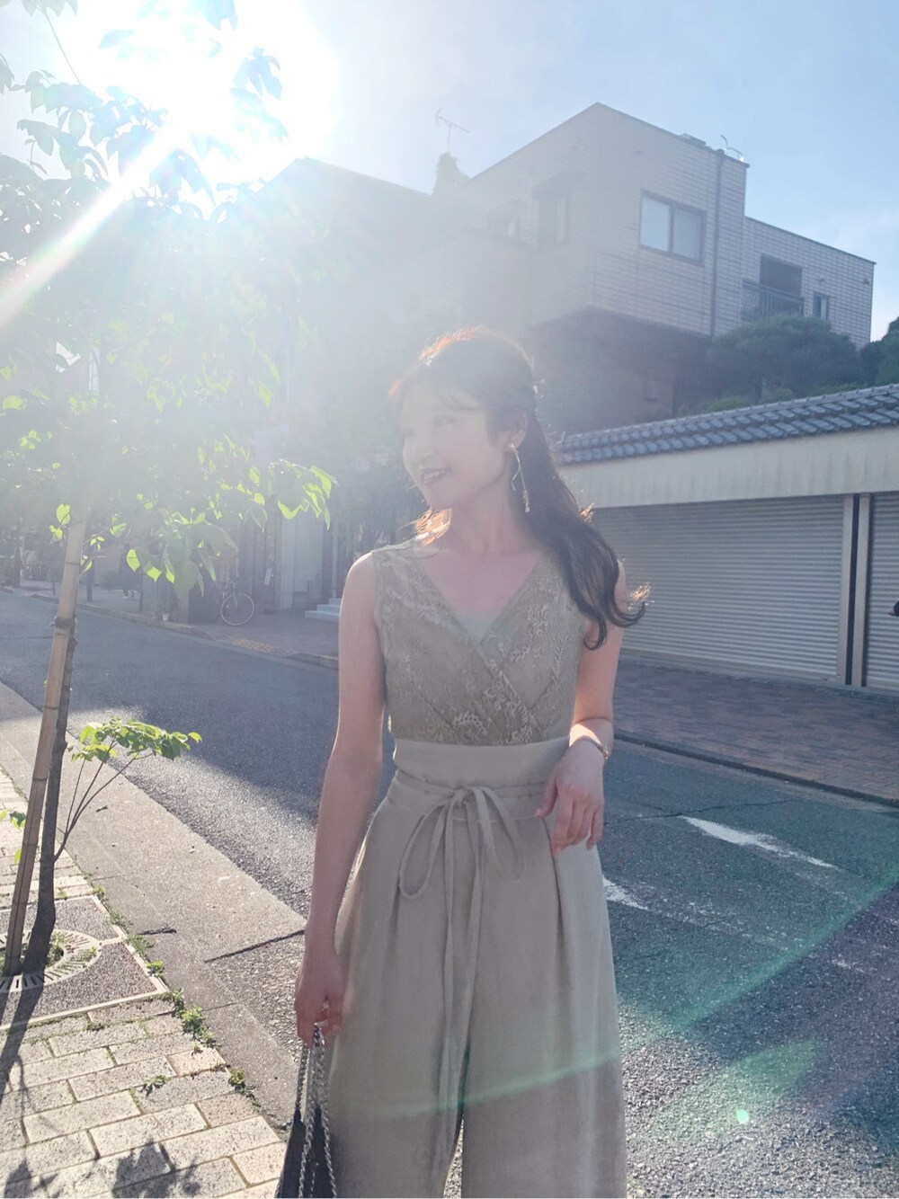 グリーン系のワンピース、ベージュ系のサンダルを着用したレディースの夏コーディネートの5枚目の写真