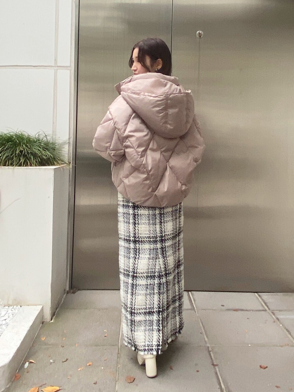 ホワイト系のブーツ、ホワイト系のスカート、ベージュ系のダウンジャケット/コートを着用したレディースの秋コーディネートの5枚目の写真