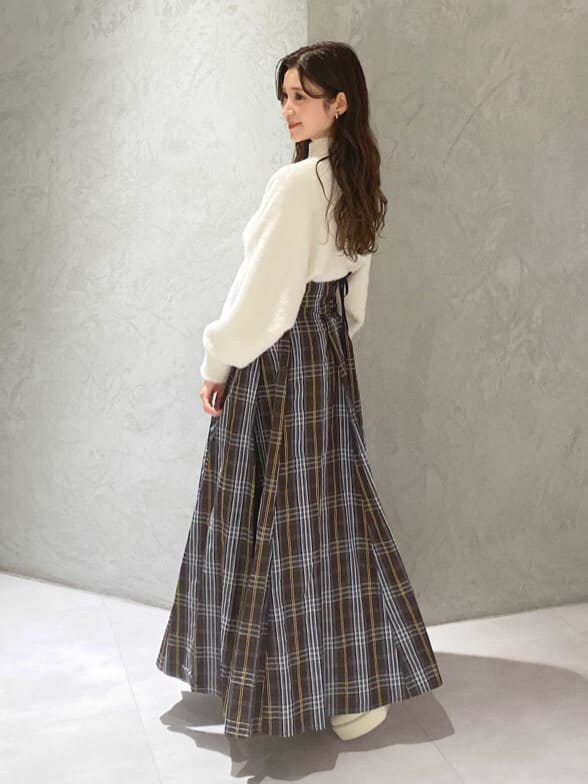 ブルー系のダウンジャケット/コート、ホワイト系のニット/セーター、ブルー系のダウンジャケット/コートを着用したレディースの秋コーディネートの10枚目の写真