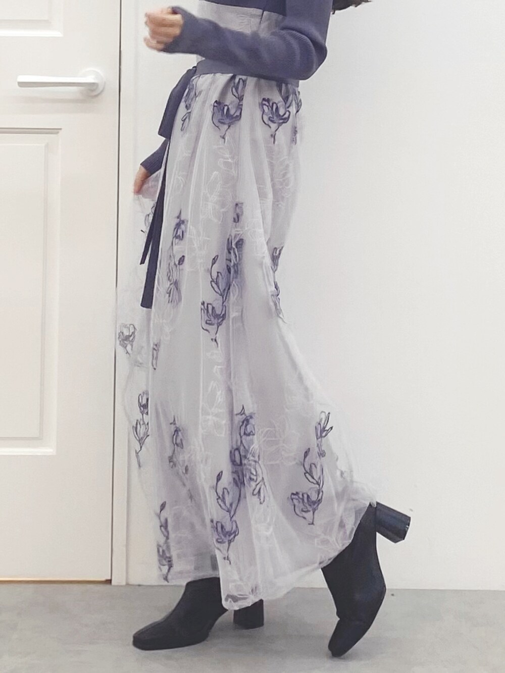 ブラック系のブーツ、パープル系のワンピースを着用したレディースの秋コーディネートの4枚目の写真