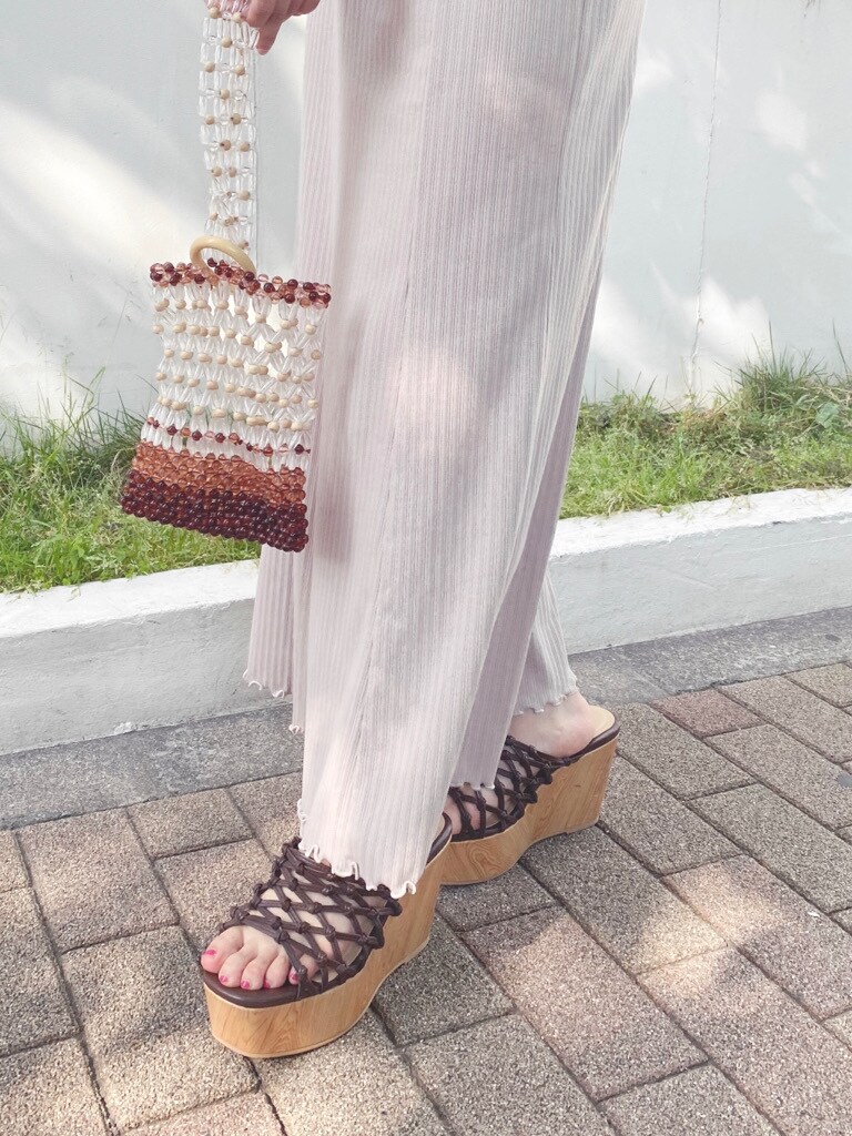 ブラウン系のサンダル、その他のハンドバッグを着用したレディースの春コーディネートの3枚目の写真