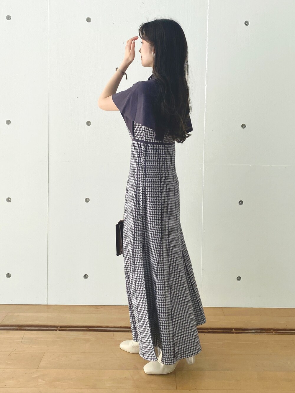 ホワイト系のブーツ、レッド系のハンドバッグ、パープル系のワンピースを着用したレディースの秋コーディネートの5枚目の写真