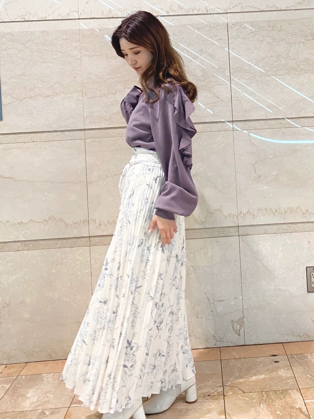 ホワイト系のスカート、パープル系のニット/セーターを着用したレディースの冬コーディネートの6枚目の写真