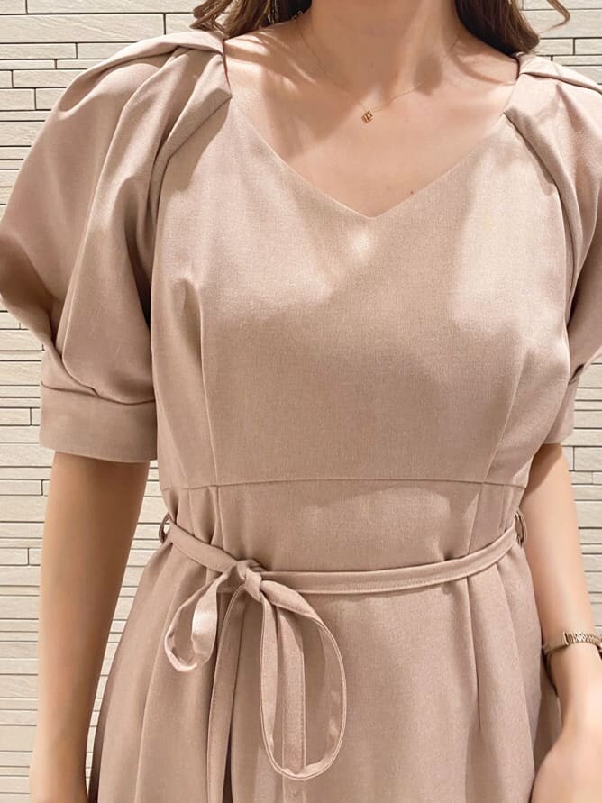 ベージュ系のサンダル、レッド系のワンピースを着用したレディースの夏コーディネートの6枚目の写真