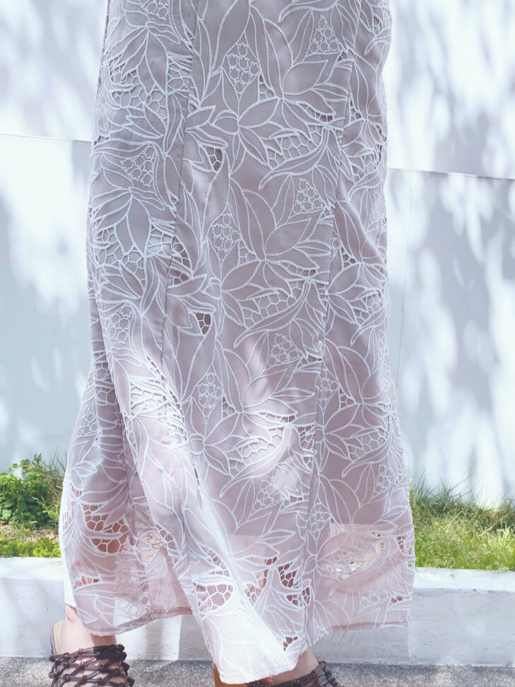 ベージュ系のワンピース、ブラウン系のサンダルを着用したレディースの夏コーディネートの4枚目の写真