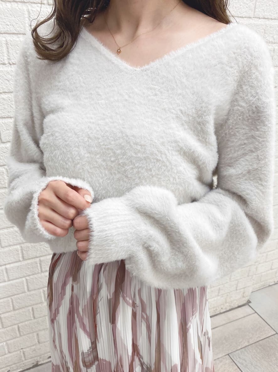 ピンク系のスカート、ホワイト系のニット/セーターを着用したレディースの秋コーディネートの5枚目の写真