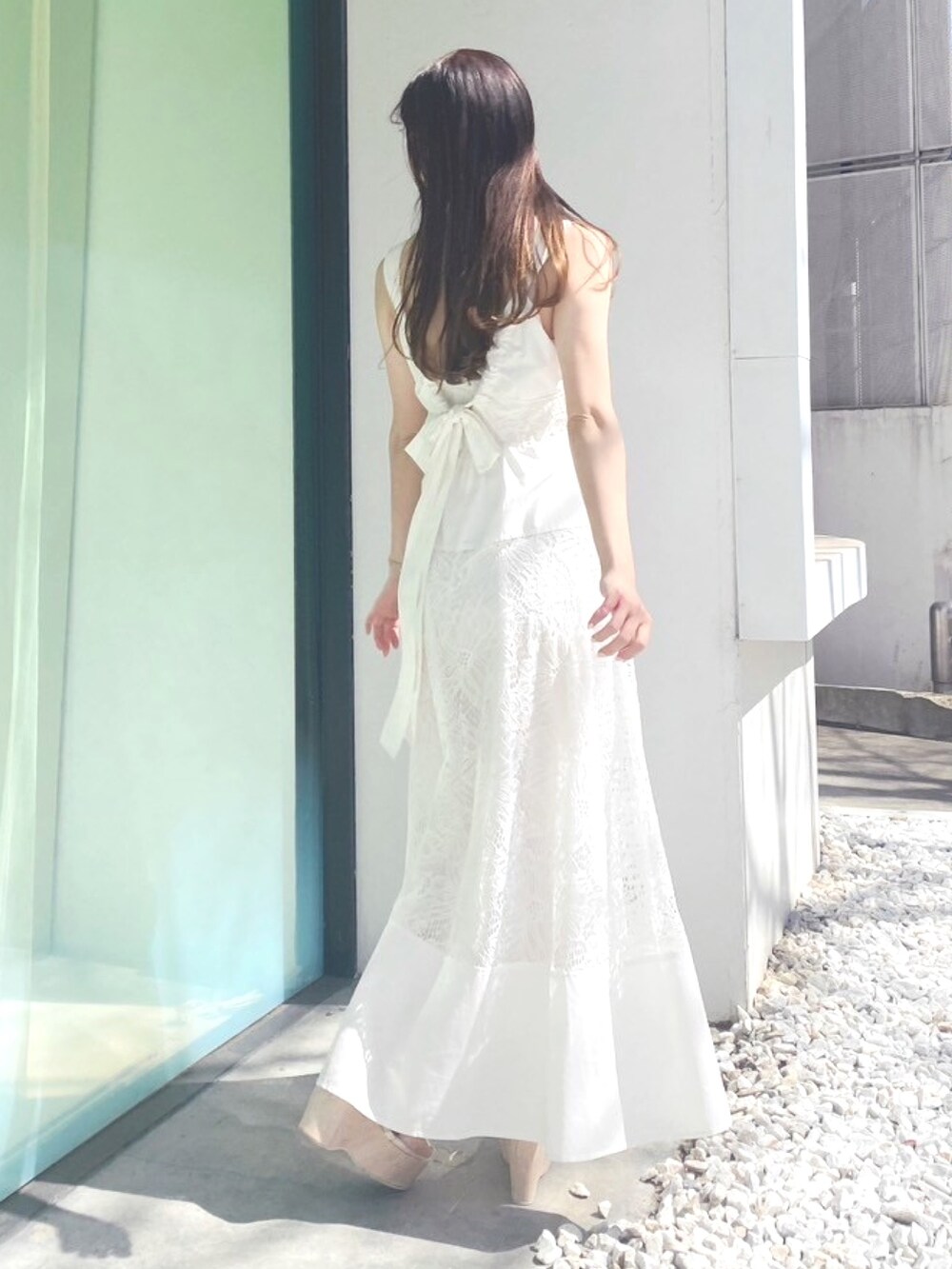 その他のサンダル、ホワイト系のワンピース、ベージュ系のカーディガン/ボレロを着用したレディースの夏コーディネートの7枚目の写真