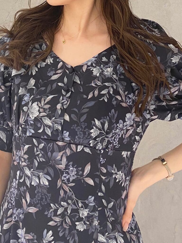 ホワイト系のブーツ、ホワイト系のハンドバッグ、ブルー系のワンピースを着用したレディースの夏コーディネートの4枚目の写真