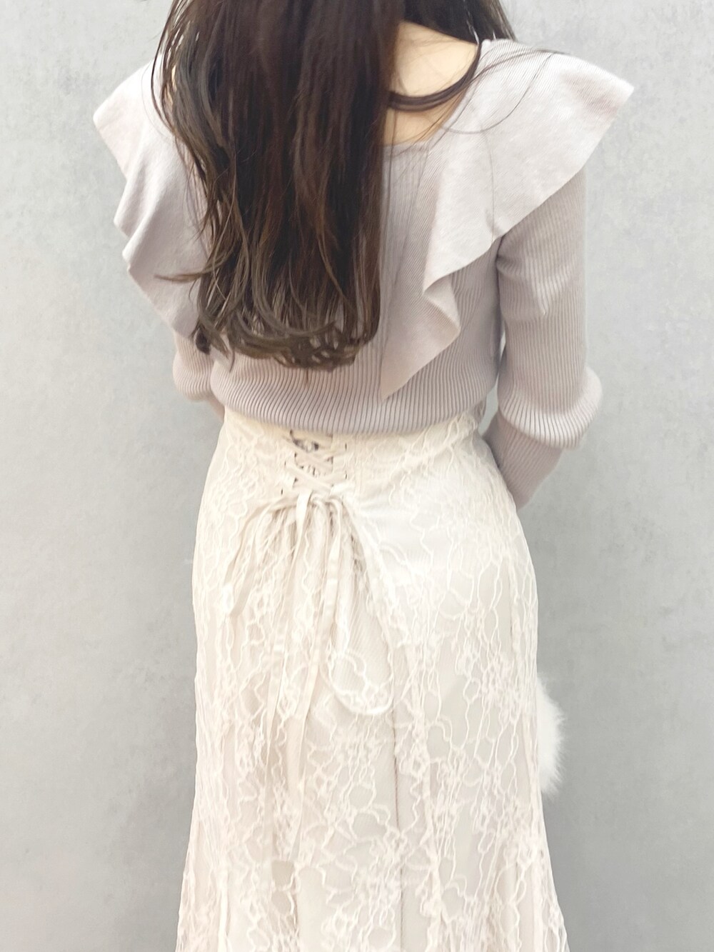 ブラック系のブーツ、ピンク系のニット/セーター、ホワイト系のスカートを着用したレディースの秋コーディネートの5枚目の写真