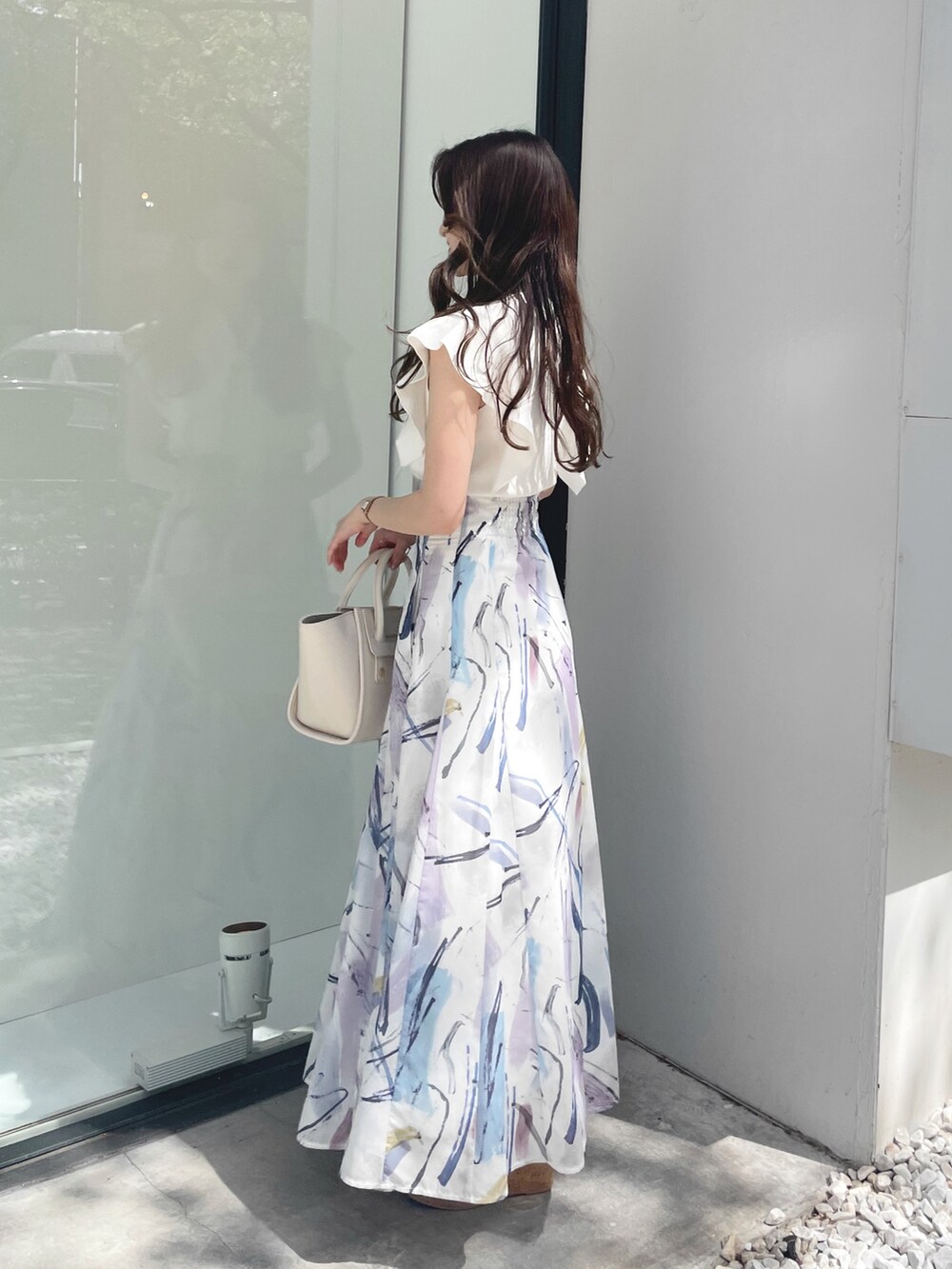 その他のサンダル、ホワイト系のニット/セーター、ホワイト系のハンドバッグを着用したレディースの夏コーディネートの5枚目の写真