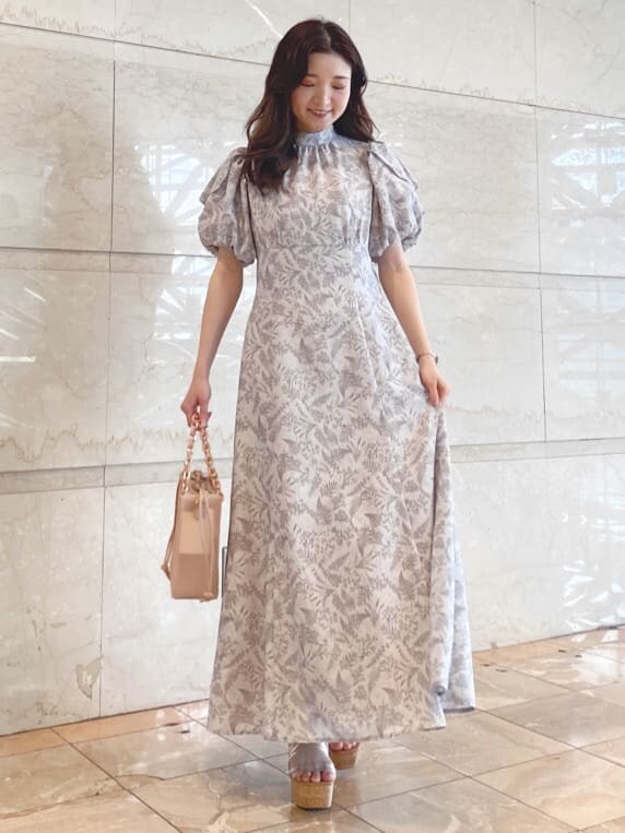 ピンク系のワンピース、その他のサンダルを着用したレディースの春コーディネートの2枚目の写真