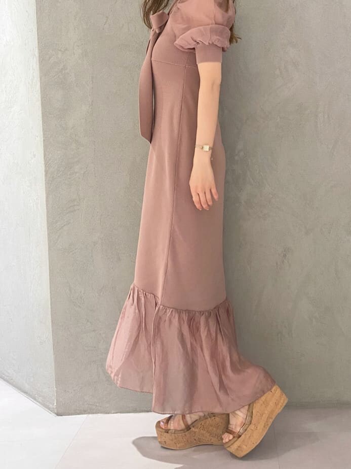 ベージュ系のサンダル、ピンク系のワンピースを着用したレディースの夏コーディネートの7枚目の写真