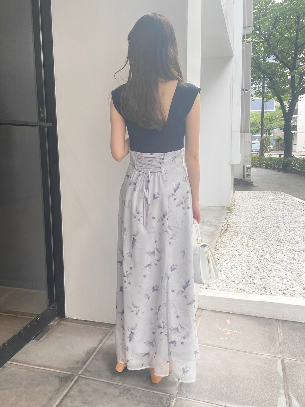 ブルー系のワンピース、その他のサンダル、ホワイト系のショルダーバッグを着用したレディースの夏コーディネートの3枚目の写真