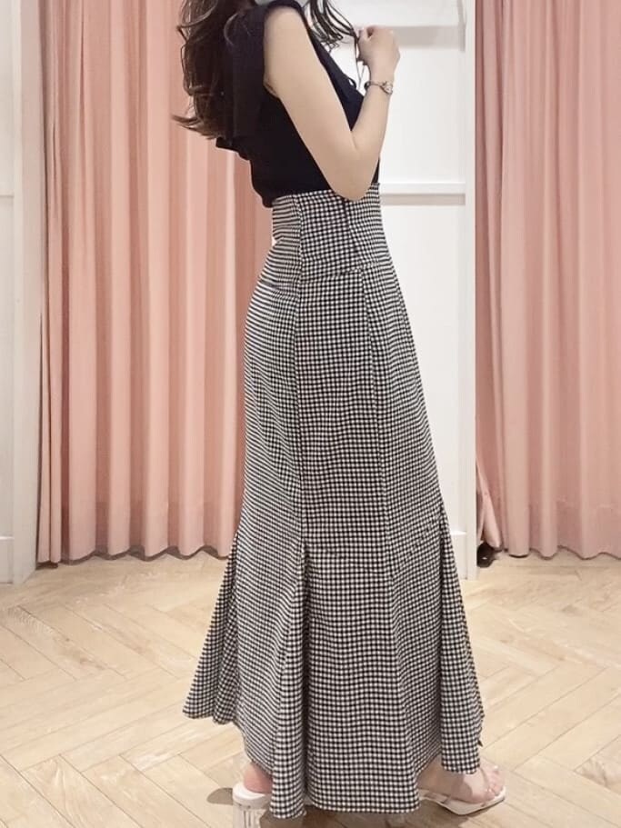 ベージュ系のサンダル、ブラック系のショルダーバッグ、その他のスカートを着用したレディースの夏コーディネートの2枚目の写真