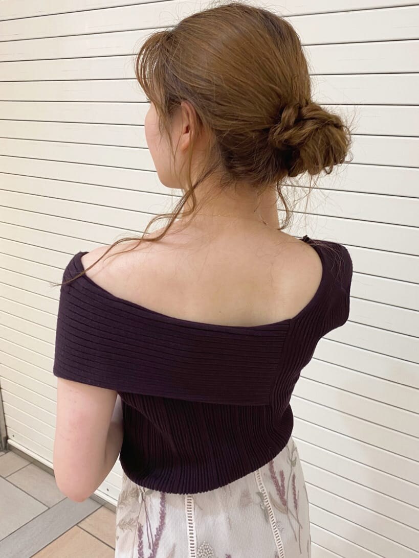 ホワイト系のスカート、ブラウン系のサンダル、ブラウン系のニット/セーターを着用したレディースの夏コーディネートの4枚目の写真