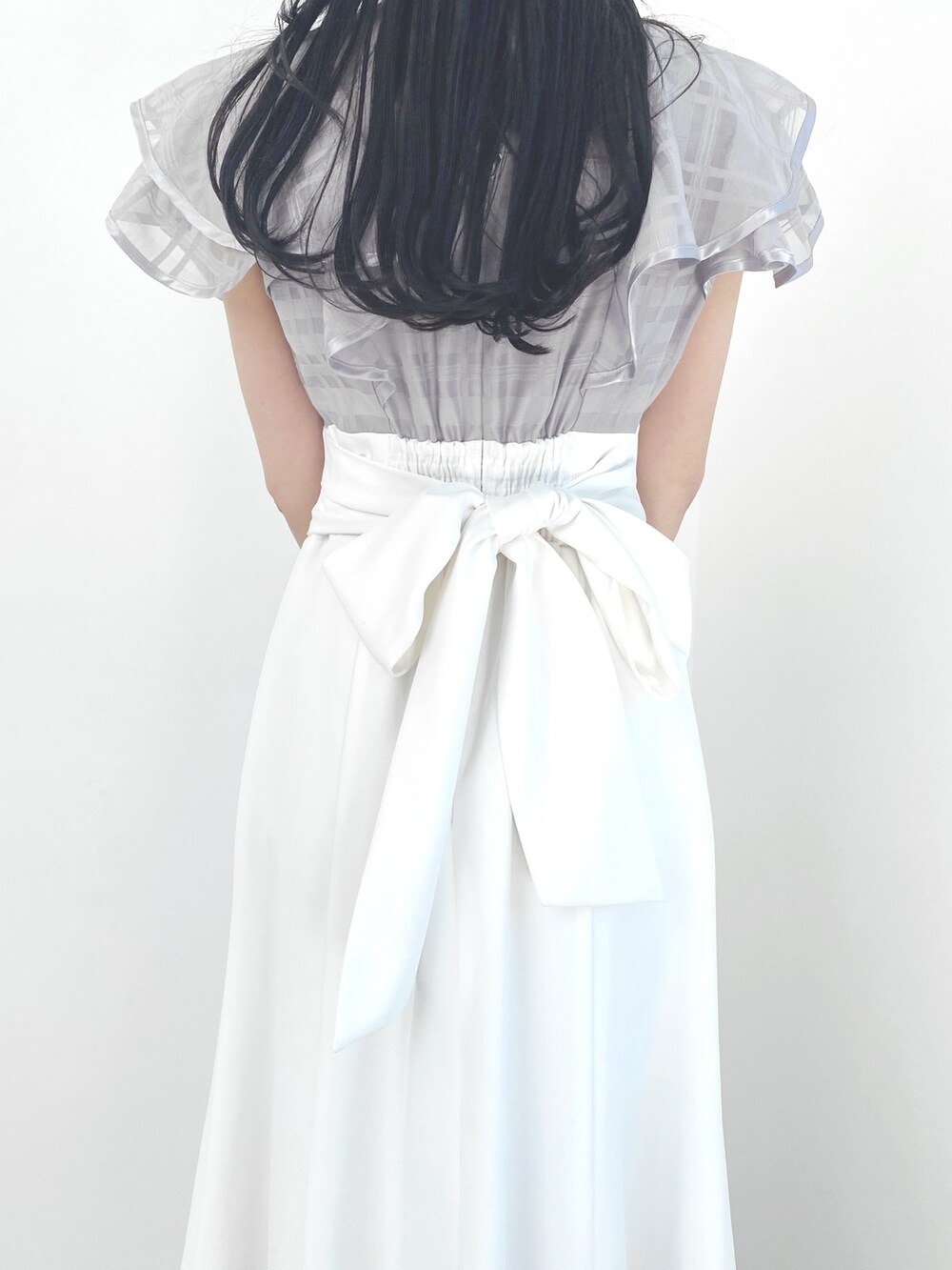 その他のサンダル、ホワイト系のハンドバッグ、パープル系のワンピースを着用したレディースの夏コーディネートの4枚目の写真