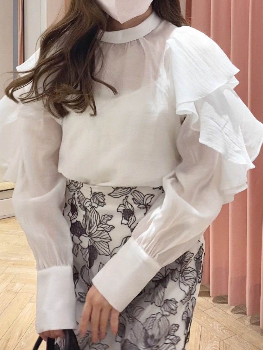 ホワイト系のサンダル、ホワイト系のスカート、ホワイト系のシャツ/ブラウスを着用したレディースの冬コーディネートの5枚目の写真