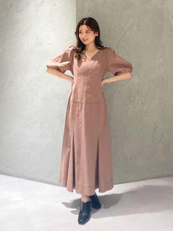 ブラック系のサンダル、ピンク系のワンピース、ブラック系のサンダルを着用したレディースの夏コーディネートの3枚目の写真