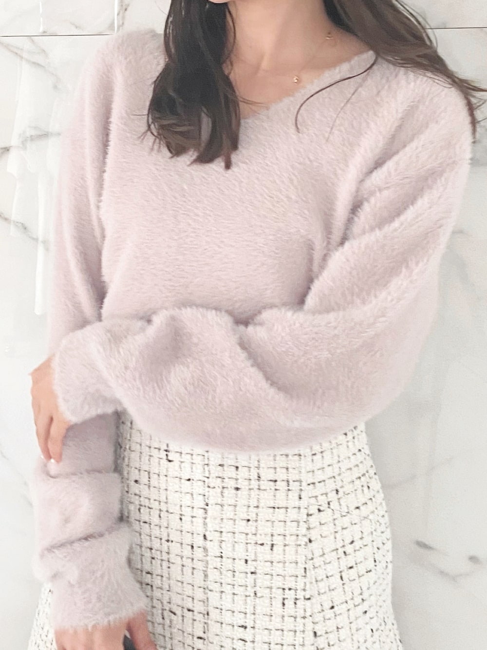 ホワイト系のブーツ、ホワイト系のハンドバッグ、ホワイト系のスカートを着用したレディースの秋コーディネートの5枚目の写真