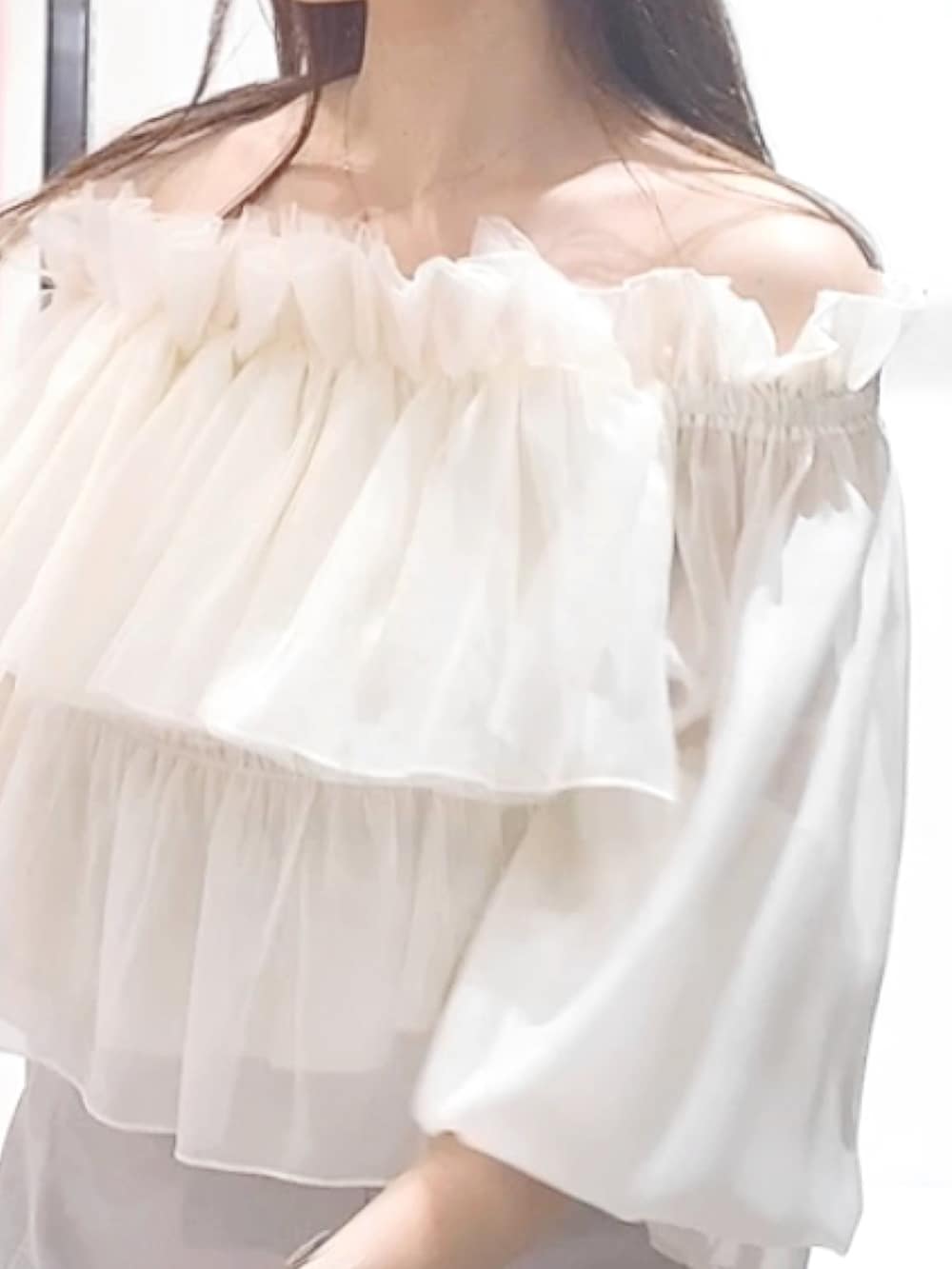 その他のサンダル、グレー系のスカート、ホワイト系のシャツ/ブラウスを着用したレディースの夏コーディネートの5枚目の写真