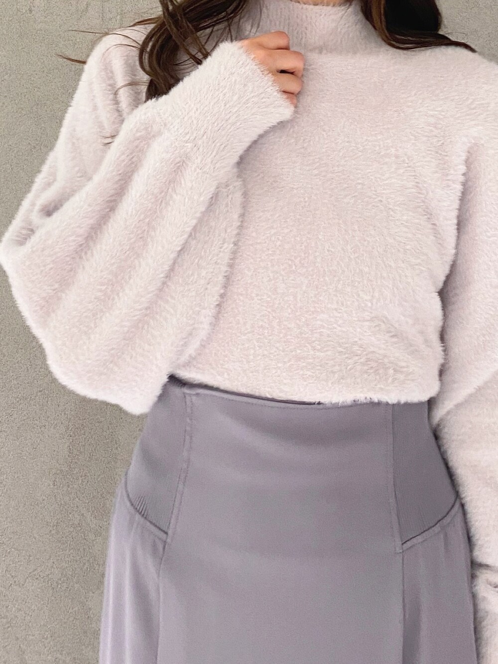 ホワイト系のブーツ、ブルー系のスカート、パープル系のニット/セーターを着用したレディースの秋コーディネートの5枚目の写真