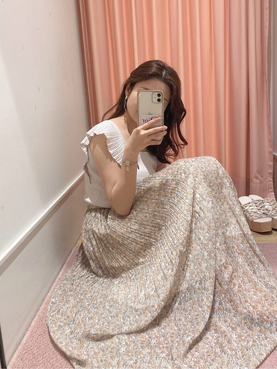 ホワイト系のニット/セーター、オレンジ系のスカートを着用したレディースの夏コーディネートの5枚目の写真