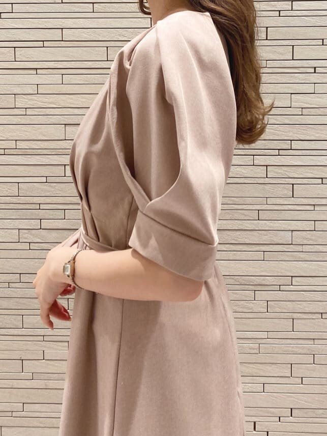 ベージュ系のサンダル、レッド系のワンピースを着用したレディースの夏コーディネートの7枚目の写真