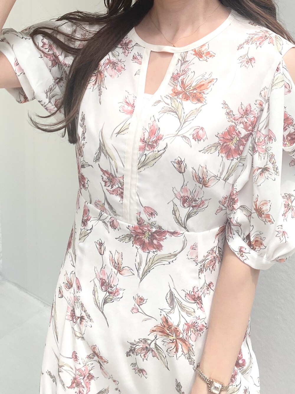 ホワイト系のブーツ、ホワイト系のワンピースを着用したレディースの秋コーディネートの5枚目の写真