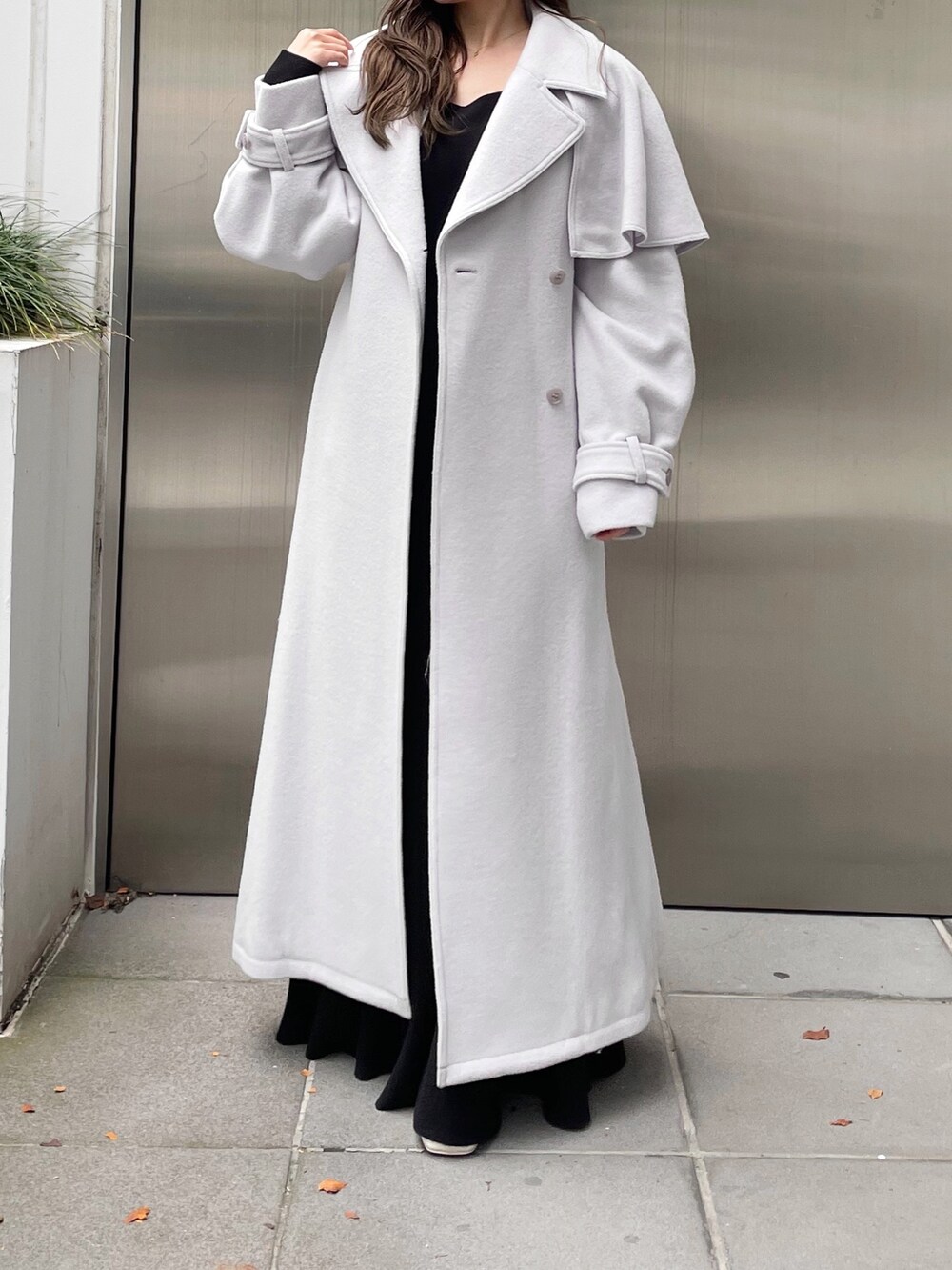 グレー系のその他アウター、ブラック系のワンピースを着用したレディースの冬コーディネートの2枚目の写真