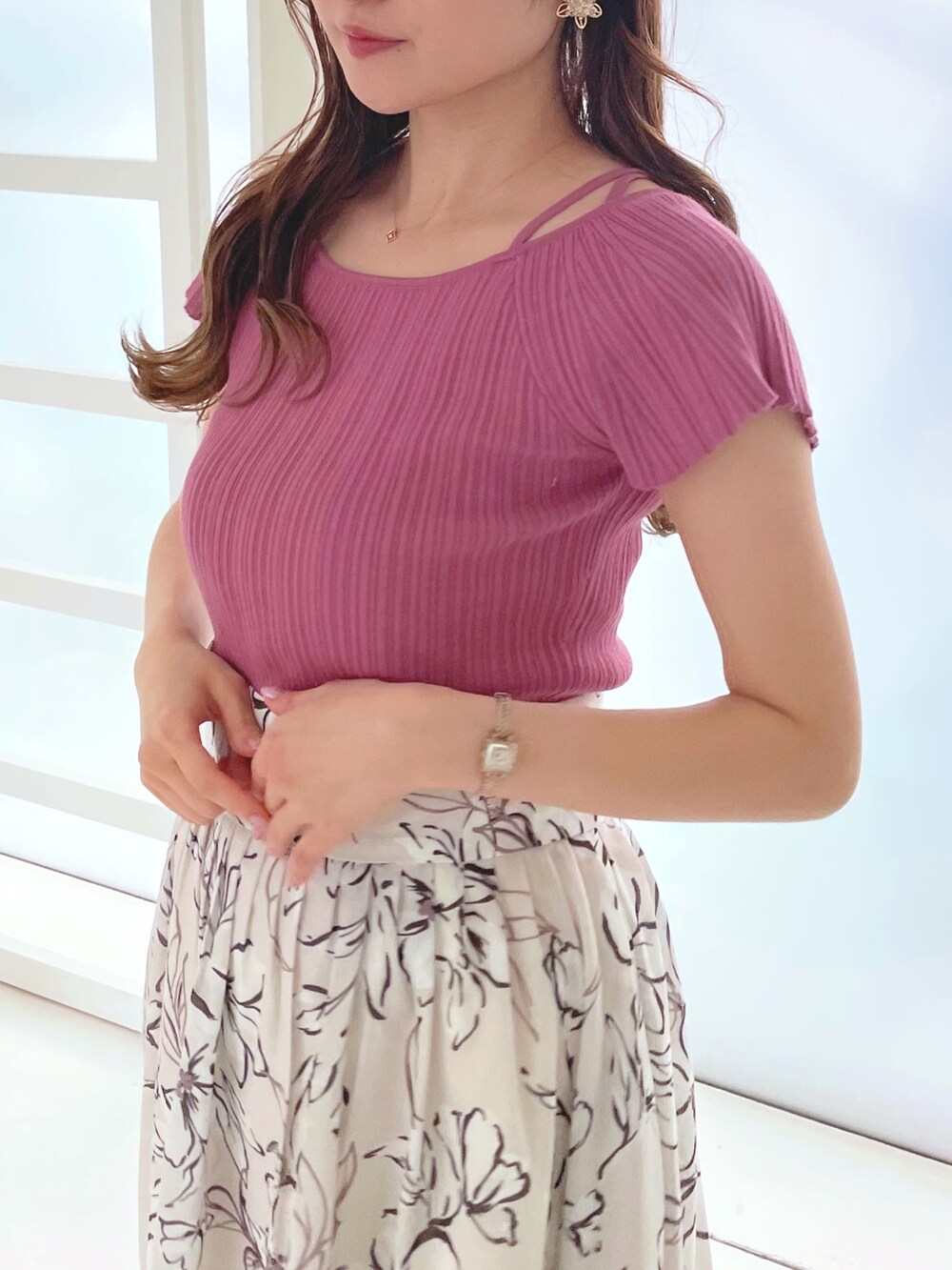 ピンク系のニット/セーター、ホワイト系のスカート、その他のサンダルを着用したレディースの夏コーディネートの4枚目の写真