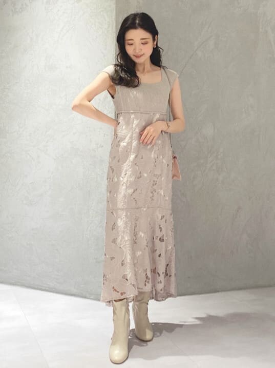 ベージュ系のその他シューズ、ベージュ系のワンピースを着用したレディースの春コーディネートの3枚目の写真