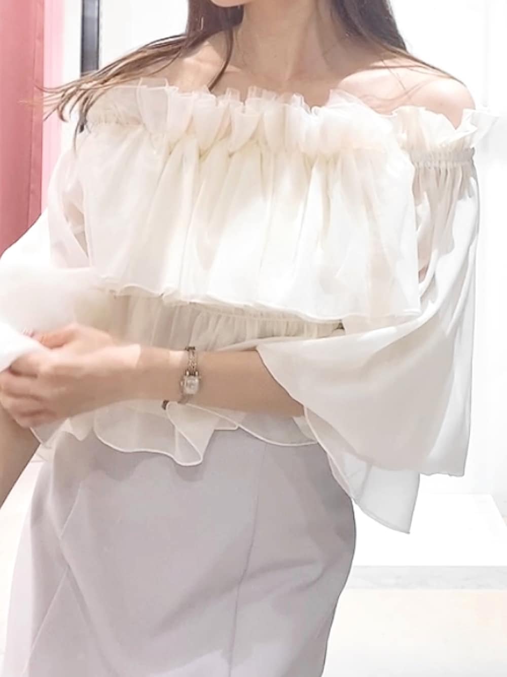 その他のサンダル、グレー系のスカート、ホワイト系のシャツ/ブラウスを着用したレディースの夏コーディネートの4枚目の写真