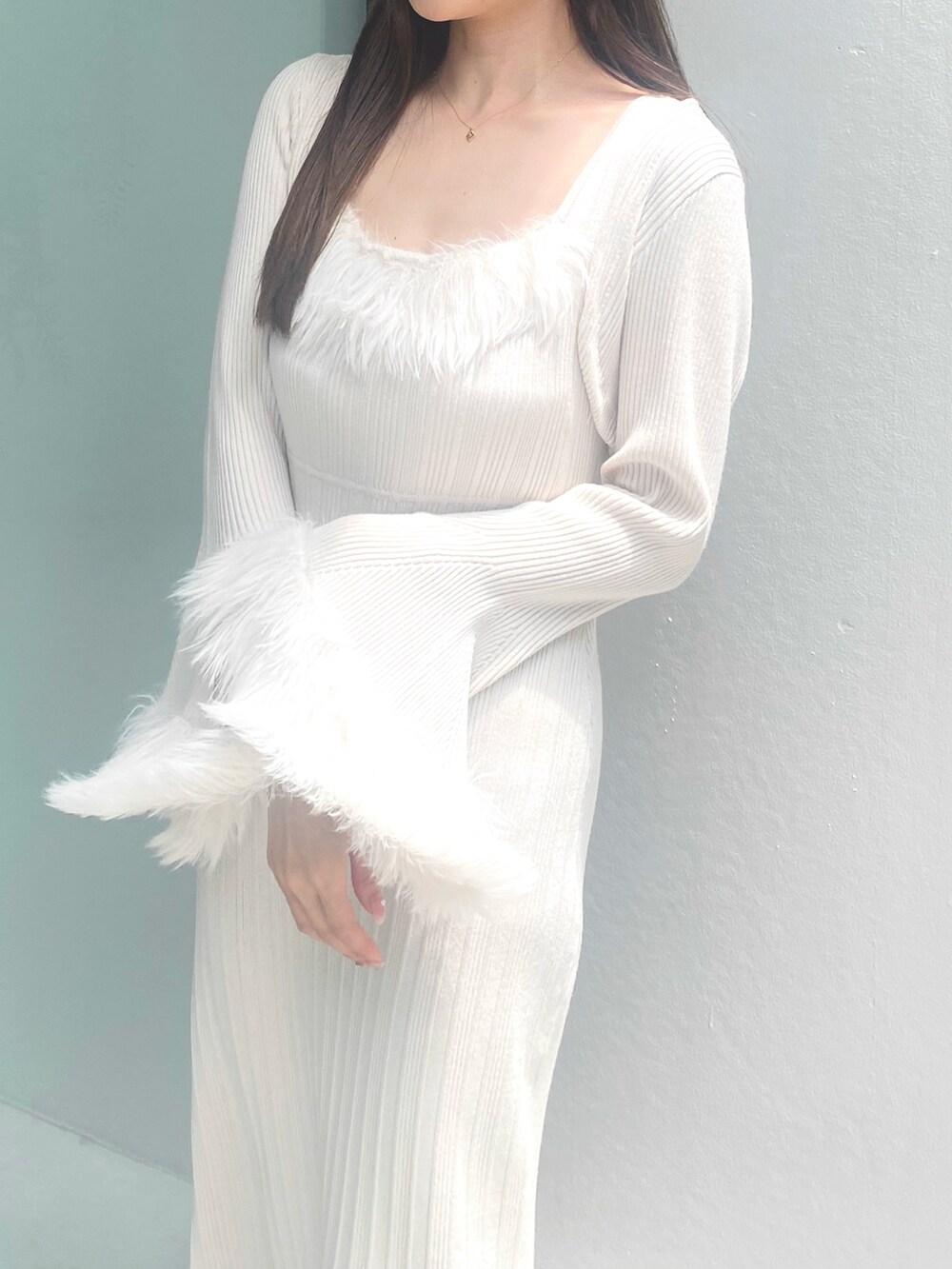 その他のパンプス、ホワイト系のワンピースを着用したレディースの秋コーディネートの3枚目の写真