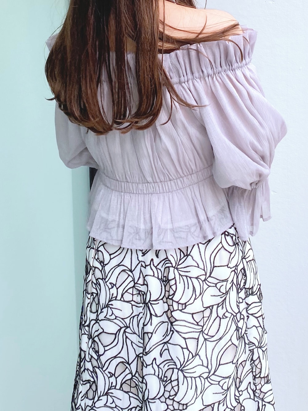 その他のサンダル、パープル系のシャツ/ブラウス、ホワイト系のスカートを着用したレディースの夏コーディネートの5枚目の写真