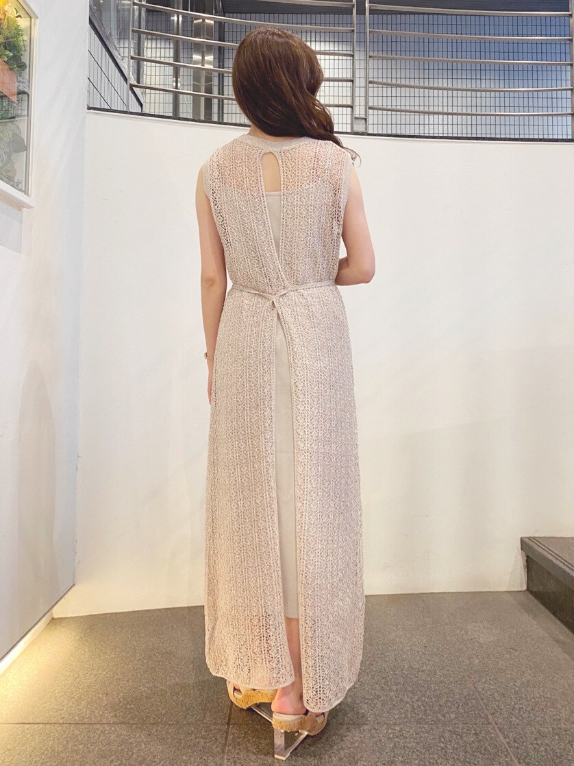 ベージュ系のワンピース、ベージュ系のサンダルを着用したレディースの春コーディネートの2枚目の写真