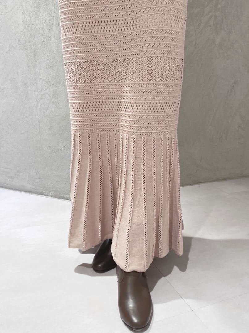 ブラウン系のその他シューズ、ピンク系のワンピースを着用したレディースの秋コーディネートの7枚目の写真