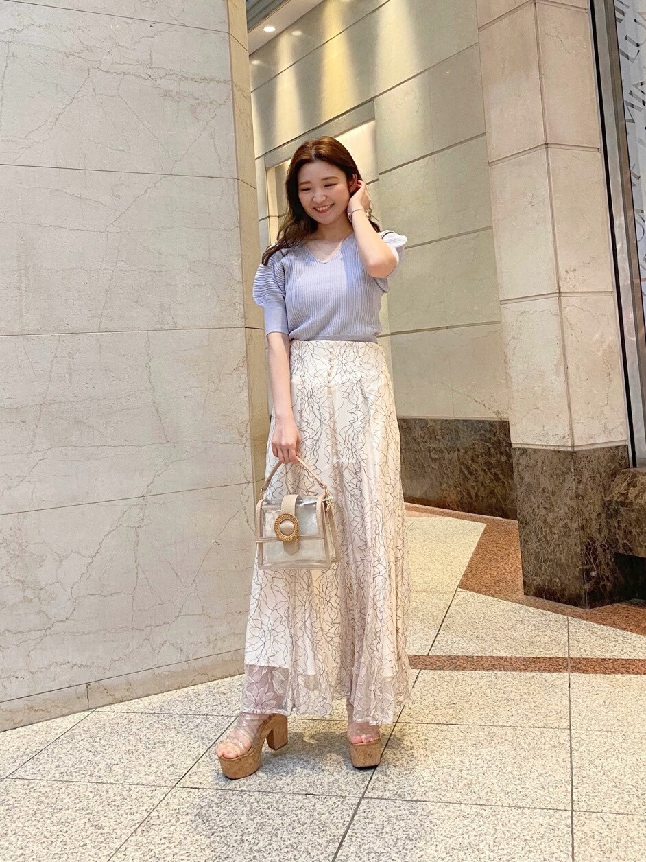 ベージュ系のスカート、その他のサンダル、パープル系のニット/セーターを着用したレディースの春コーディネートの4枚目の写真