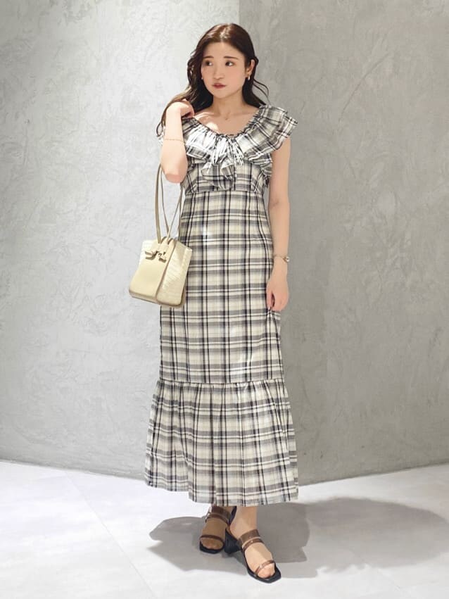 その他のワンピース、ブラック系のサンダル、ベージュ系のトートバッグを着用したレディースの春コーディネートの10枚目の写真