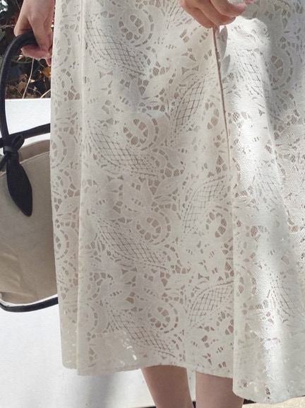 ホワイト系のスカート、ブラック系のサンダル、ホワイト系のニット/セーターを着用したレディースの春コーディネートの4枚目の写真