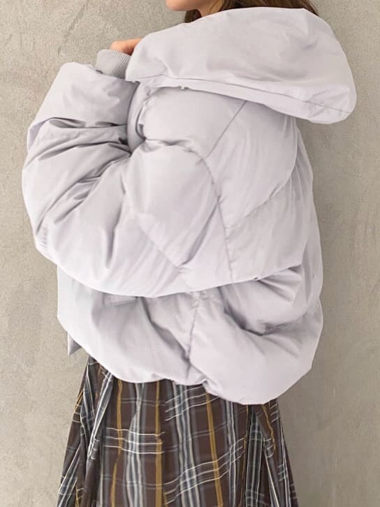 ブルー系のダウンジャケット/コート、ホワイト系のニット/セーター、ブルー系のダウンジャケット/コートを着用したレディースの秋コーディネートの7枚目の写真