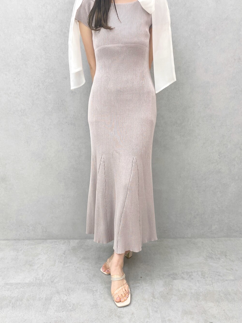 その他のサンダル、ベージュ系のワンピースを着用したレディースの夏コーディネートの4枚目の写真