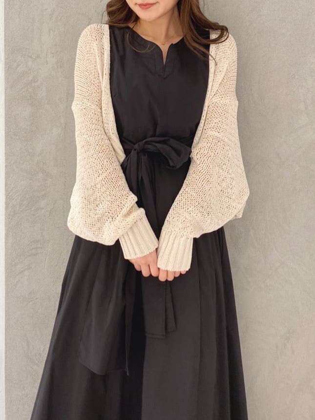 ホワイト系のカーディガン/ボレロ、ブラック系のワンピース、ベージュ系のサンダルを着用したレディースの夏コーディネートの4枚目の写真