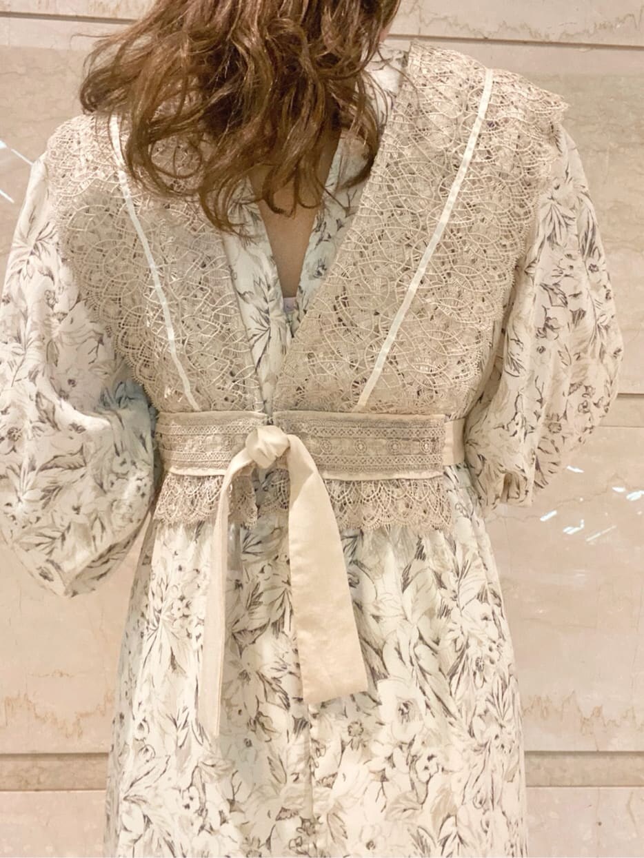 ブラウン系のその他シューズ、ホワイト系のワンピースを着用したレディースの秋コーディネートの4枚目の写真