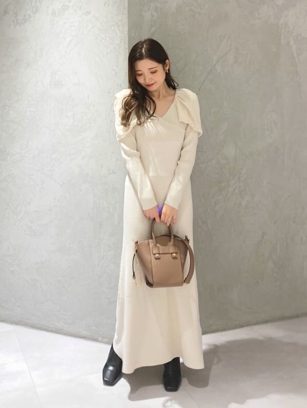 ブラック系のライダースジャケット、ブラック系のブーツ、ブラウン系のハンドバッグを着用したレディースの秋コーディネートの8枚目の写真