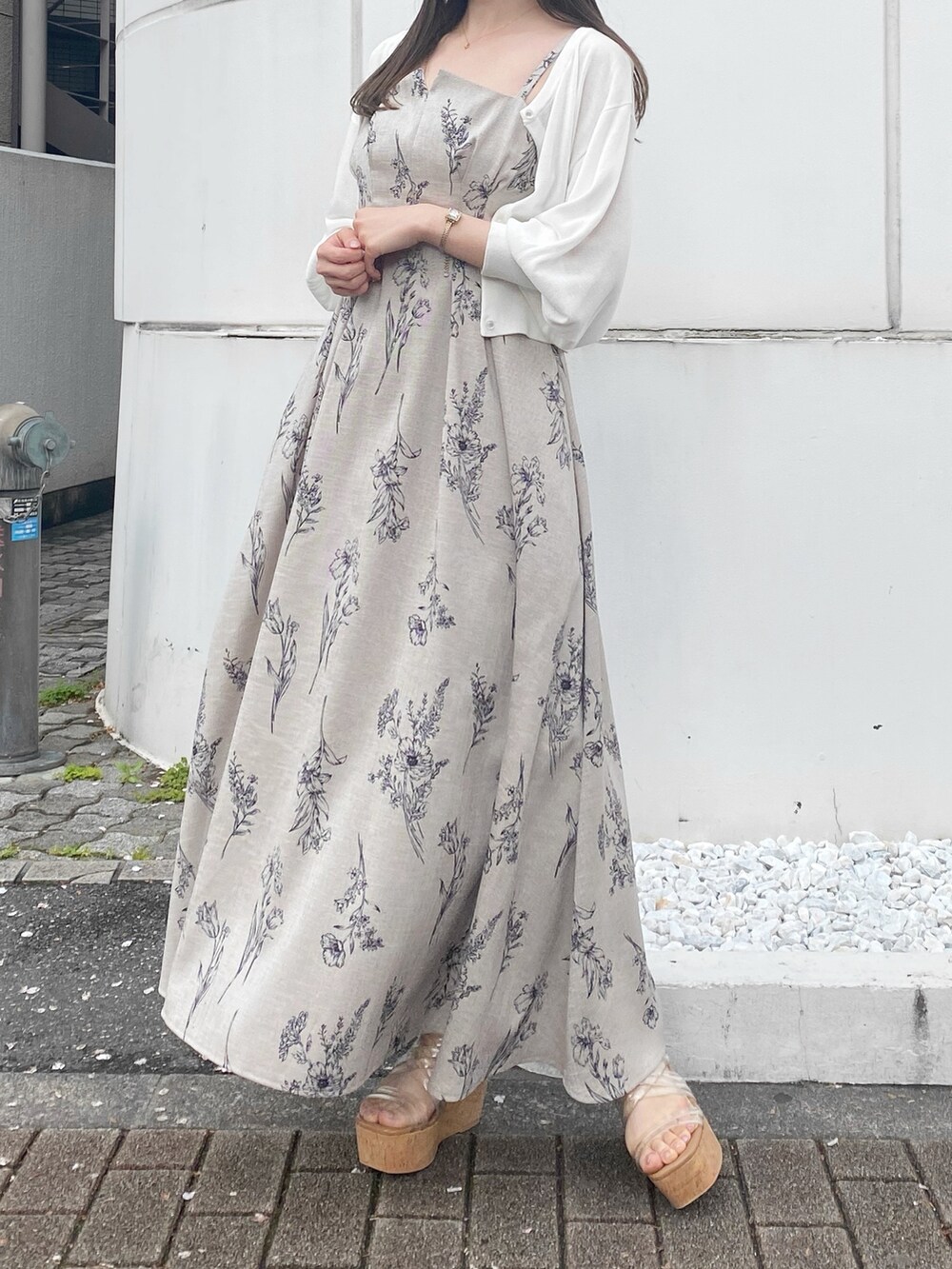 その他のワンピース、その他のサンダル、ホワイト系のカーディガン/ボレロを着用したレディースの夏コーディネートの2枚目の写真