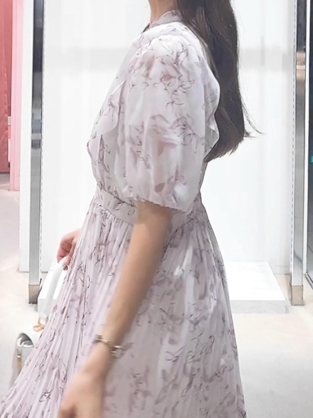 ピンク系のワンピース、ホワイト系のハンドバッグを着用したレディースの夏コーディネートの4枚目の写真