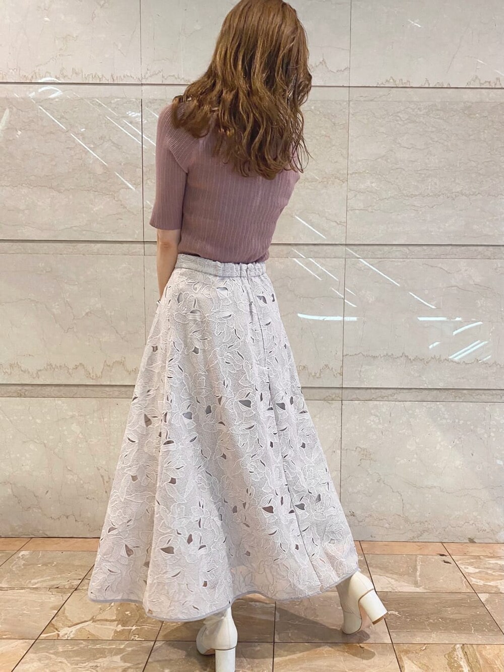 ホワイト系のその他シューズ、ベージュ系のハンドバッグ、ピンク系のニット/セーターを着用したレディースの夏コーディネートの5枚目の写真